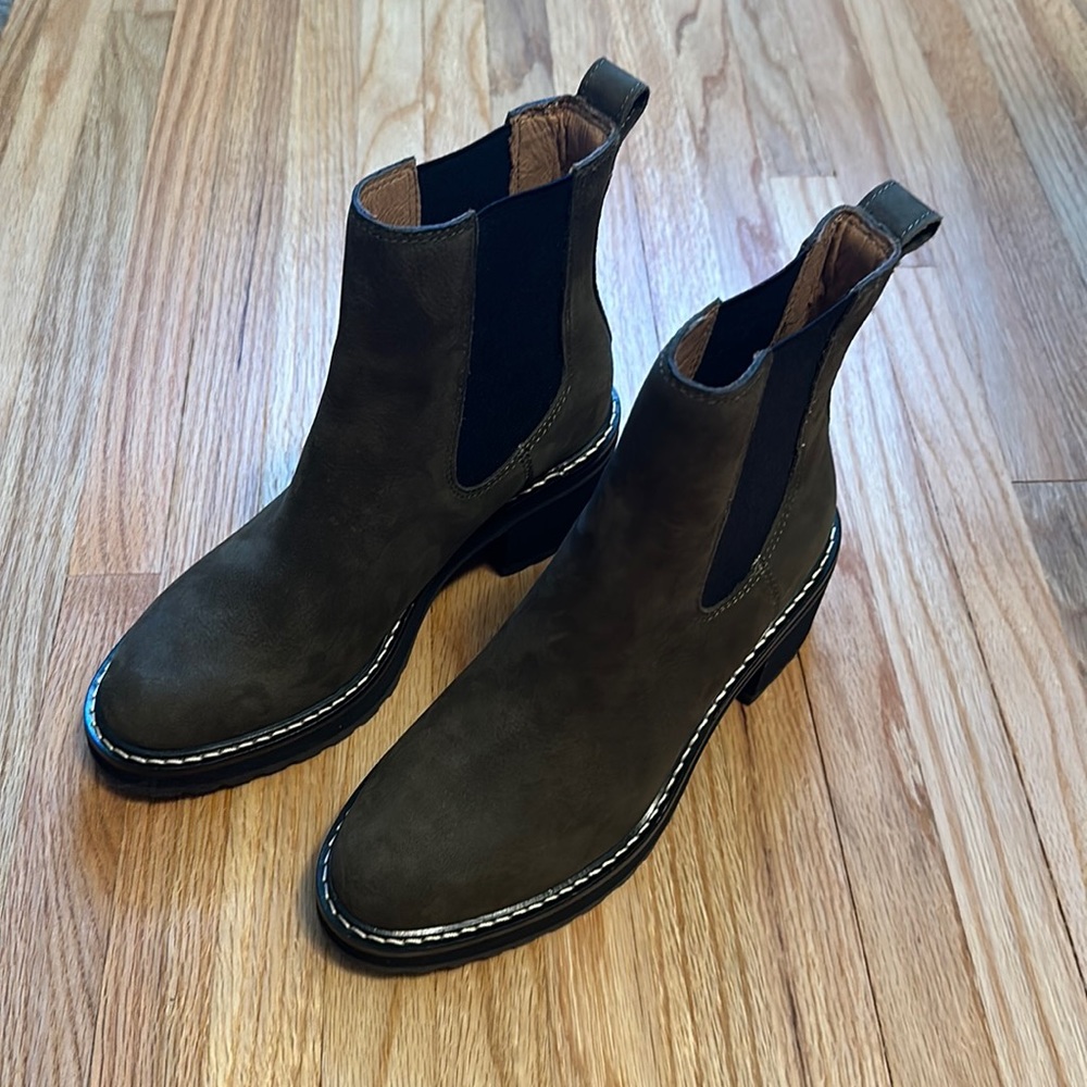 Madewell Carina Platform Chelsea Boot - size 5.5 olive suede